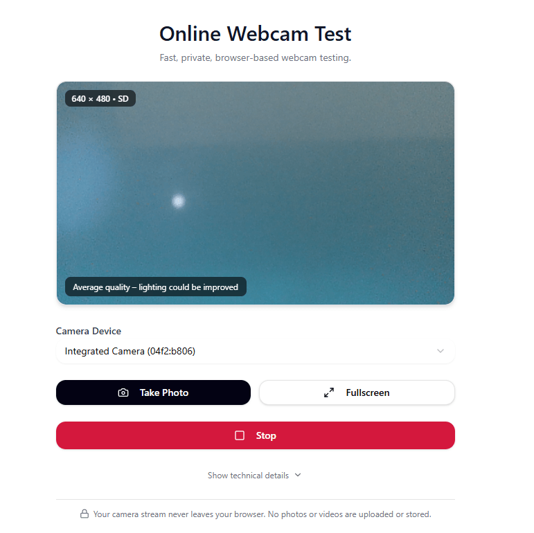 Teste de webcam mostrando a transmissão ao vivo da câmera com informações de resolução, seletor de Dispositivo de Câmera, e botões Tirar Foto e Parar